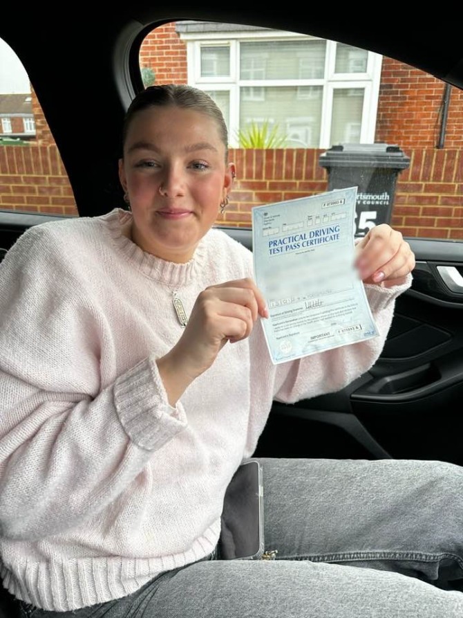 Huge Congratulations to Hayden, passing her Driving test with just the one driver fault. Great comments from the examiner, especially regarding the Parallel Park; Best he has ever seen ? Stay safe in your Mini Hayden, no more cold mornings at the bus stop ? Joy to teach ?